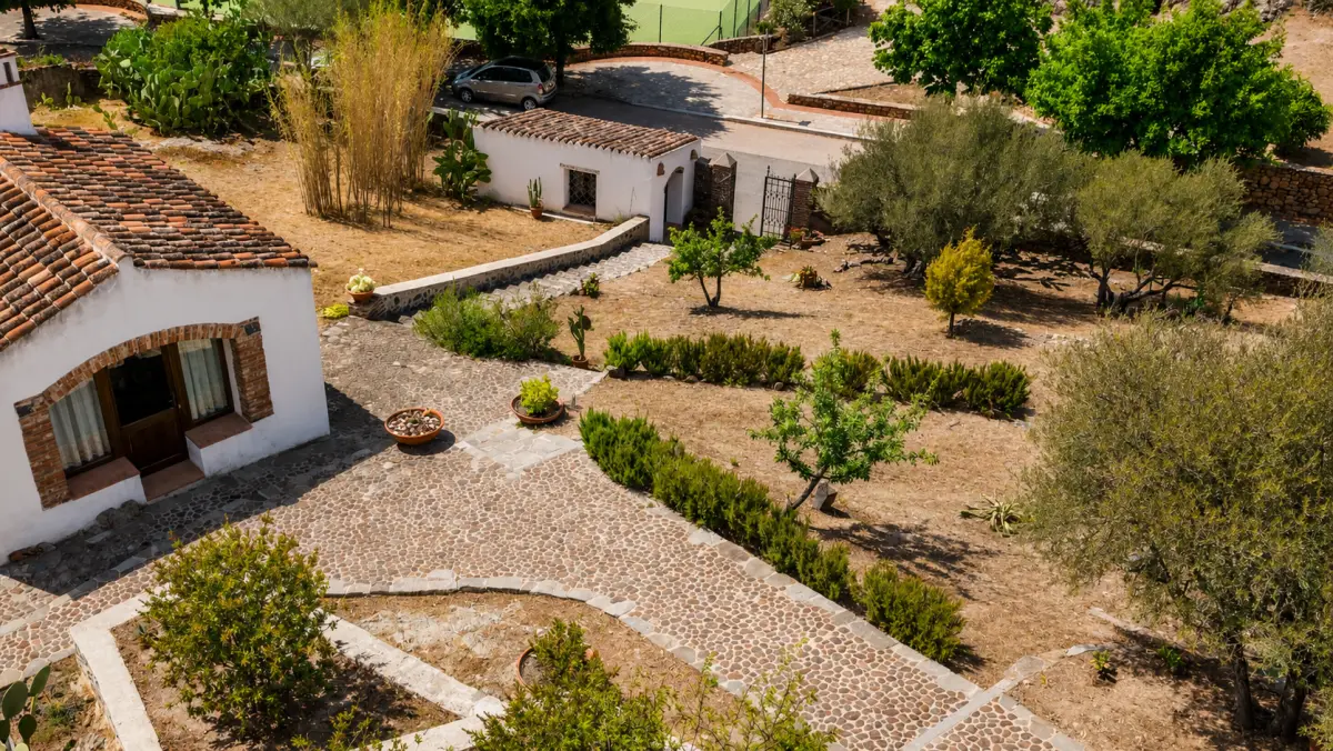 Veduta del giardino del Castello Malicas e del paesaggio di Galtellì